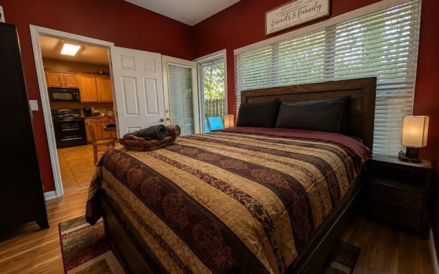 photo 4 of 4 - Bed home, w/ Cali King Bed - 12 mins. to DTWN