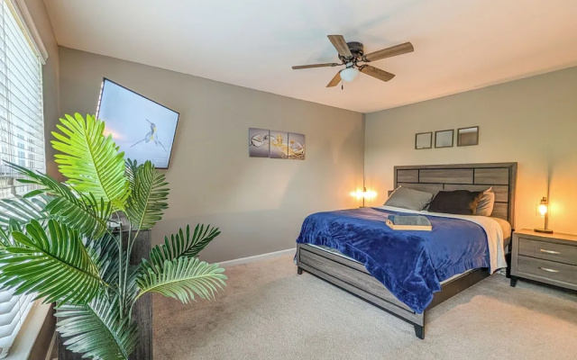 photo 5 of 4 - Bed home, w/ Cali King Bed - 12 mins. to DTWN