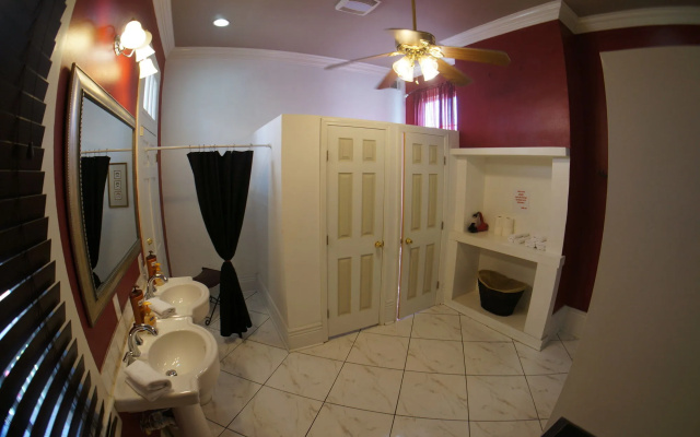 photo 2 of Auberge Nouvelle Orleans Hostel