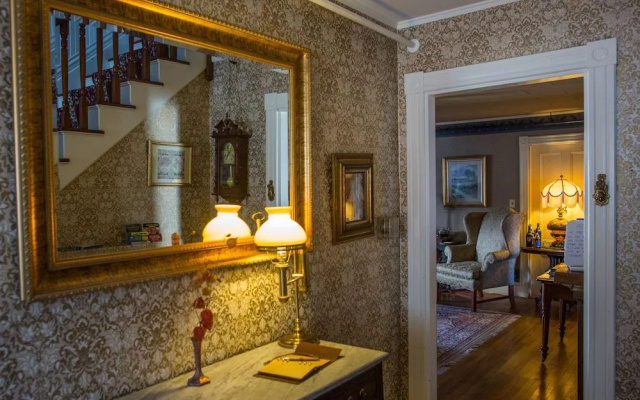 photo 2 of Holidae House Bed & Breakfast