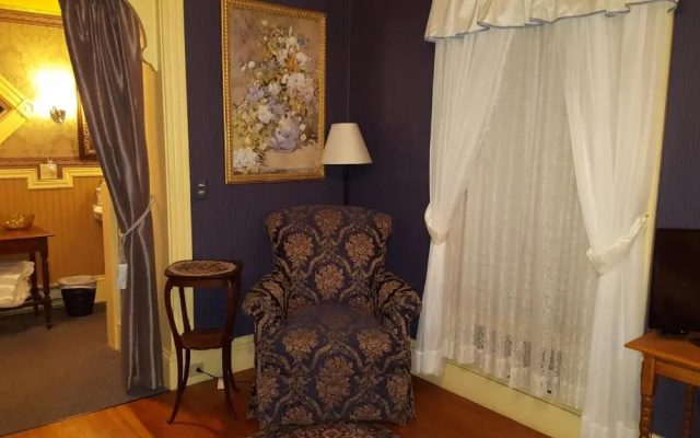 photo 4 of Holidae House Bed & Breakfast