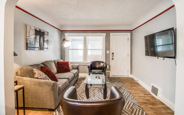 photo 2 of AutoManiac spot in the heart of Pontiac/3 beds 2 baths