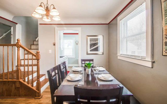 photo 3 of AutoManiac spot in the heart of Pontiac/3 beds 2 baths