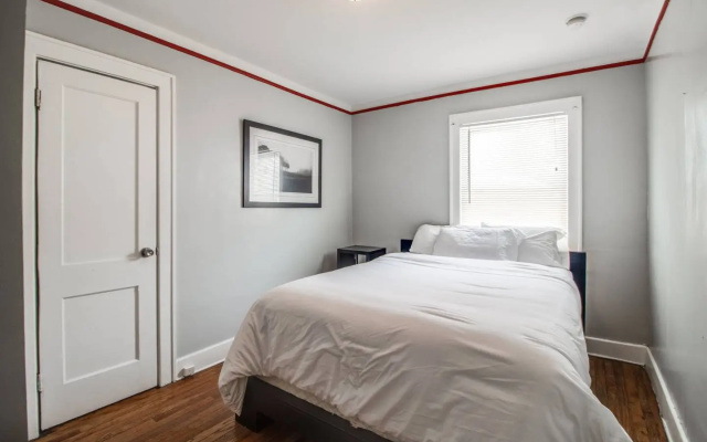 photo 5 of AutoManiac spot in the heart of Pontiac/3 beds 2 baths