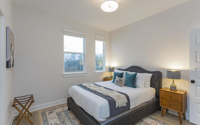 photo 4 of Bachelor/ette Buy 3 Nights get 4th Free Near Downtown Prn1