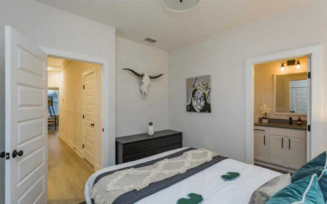 photo 4 of Bachelor/ette Buy 3 Nights get 4th Free Near Downtown--prn2