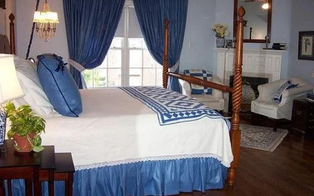 photo 2 of Baileys Uptown Inn