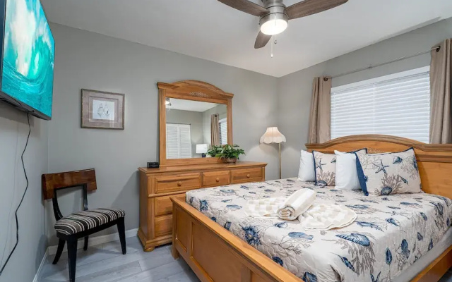 photo 4 of Barefoot Hideaway, With Spa And Pool 3 Bedroom Home by RedAwning