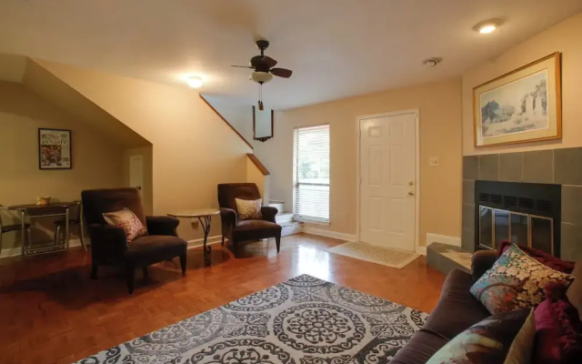 photo 2 of Baton Rouge Townhome w/ Pool Access - 7 Mi to Lsu!