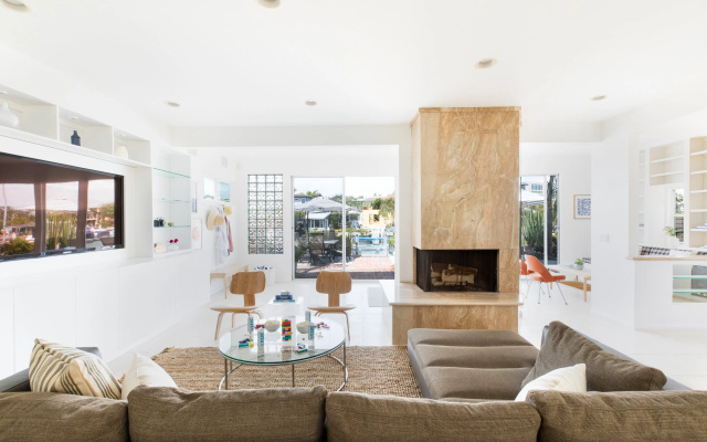 photo 4 of Bay Breeze by Avantstay Bayfront Home w/ Fire Pit & Private Dock in Balboa Peninsula