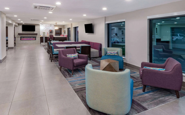 photo 2 of La Quinta Inn & Suites by Wyndham Houston Southwest