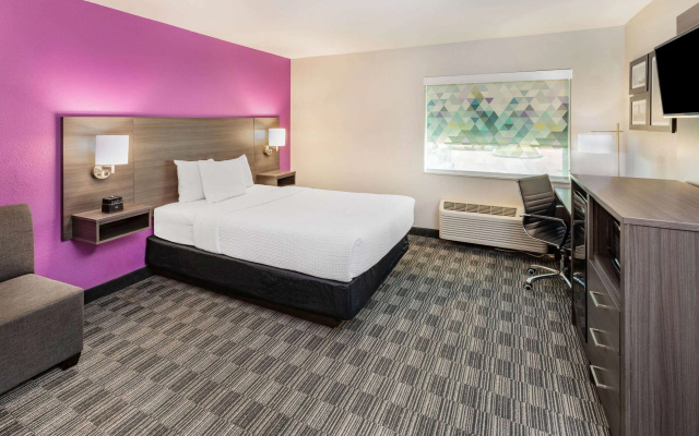 photo 4 of La Quinta Inn & Suites by Wyndham Houston Southwest