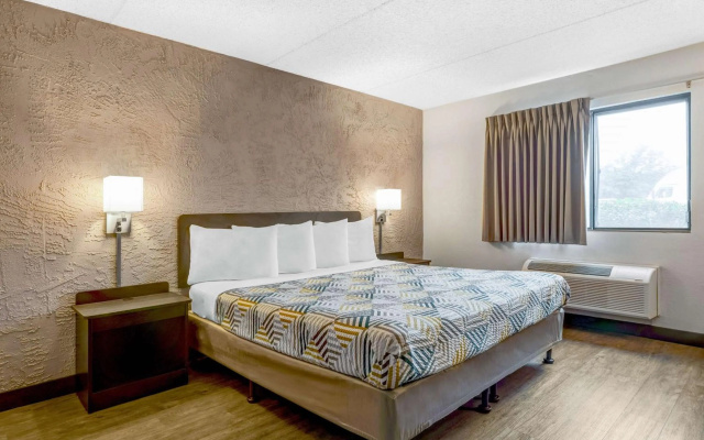 photo 3 of Motel 6 Elk Grove Village, IL - O'Hare