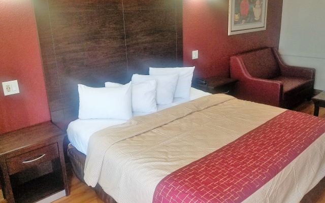 photo 3 of Red Roof Inn & Suites Houston - Hobby Airport