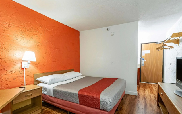photo 3 of Motel 6 Naperville, IL