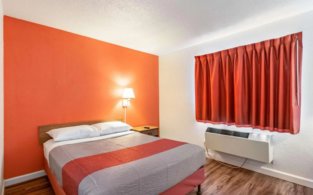 photo 4 of Motel 6 Naperville, IL