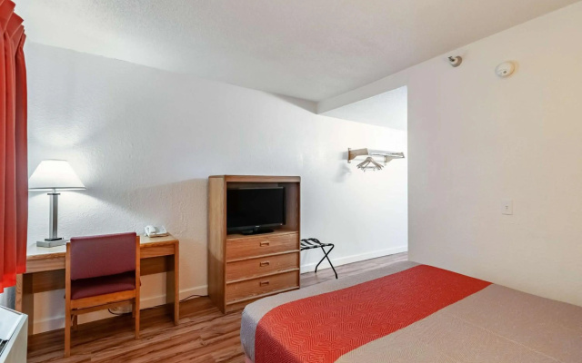 photo 5 of Motel 6 Naperville, IL