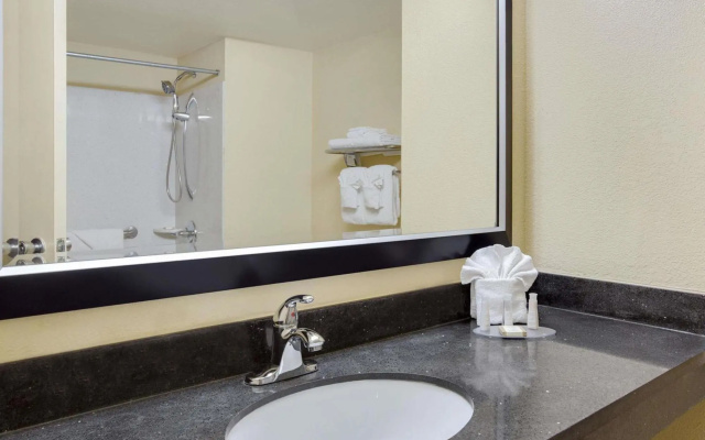 photo 4 of Baymont Inn & Suites Charlotte-Airport Coliseum