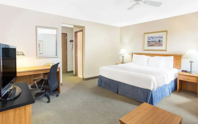 photo 3 of Baymont Inn & Suites Davenport