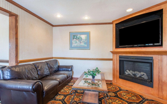 photo 2 of Baymont by Wyndham Detroit/Roseville