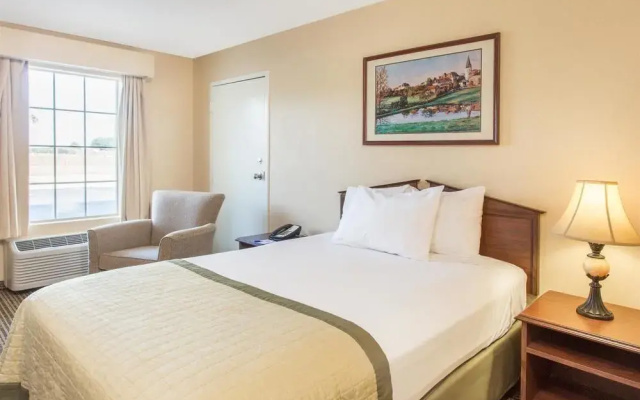 photo 4 of Baymont Inn & Suites Dunn