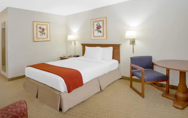 photo 3 of Baymont Inn & Suites Freeport