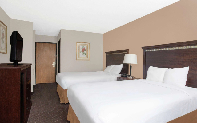 photo 2 of Baymont Inn & Suites by Wyndham San Marcos Outlet Malls