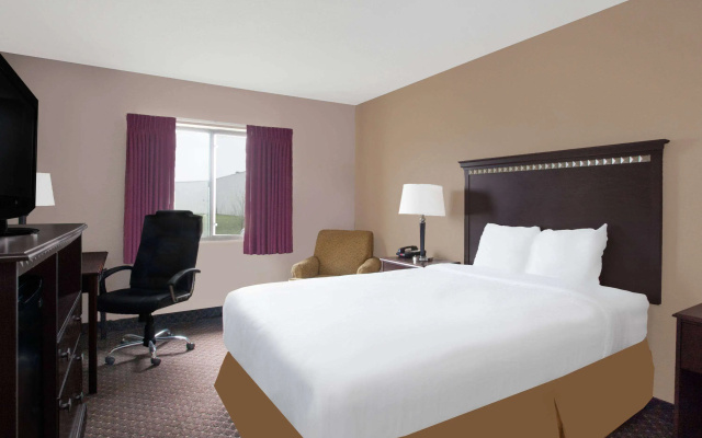 photo 3 of Baymont Inn & Suites by Wyndham San Marcos Outlet Malls