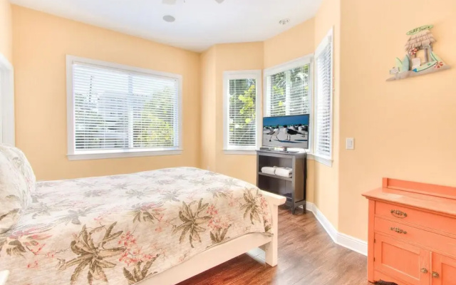 photo 3 of Bayway Luxury Townhome 4 Bedroom Townhouse by RedAwning