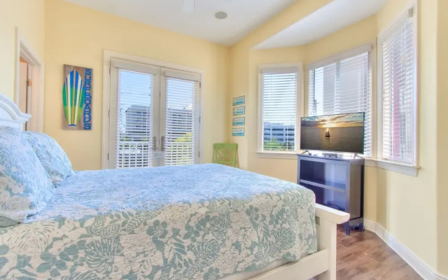 photo 4 of Bayway Luxury Townhome 4 Bedroom Townhouse by RedAwning