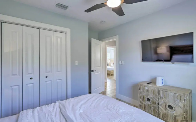 photo 4 of Beach House w/ Outdoor Kitchen, Walk to Coast