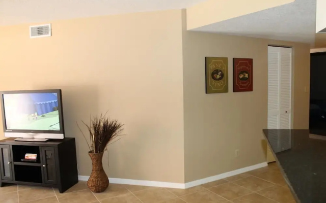 photo 2 of Beach Palms 102 Apartment