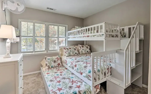 photo 5 of 1/4 Mi to Ocean: Beach Pebble Townhome w/ Patio