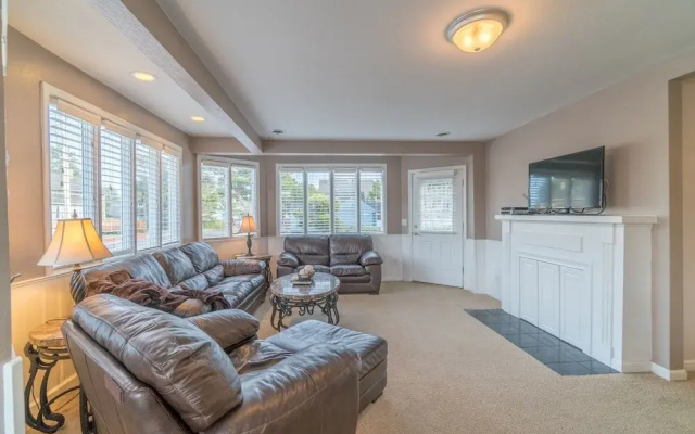 photo 2 of Beach Retreat 4 Bedrooms 2 Bathrooms Home