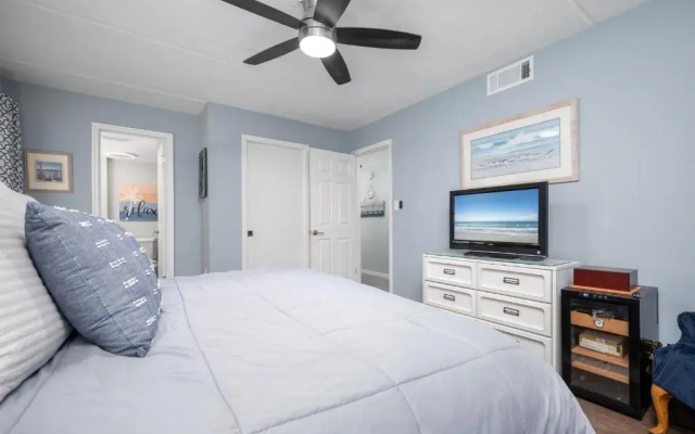 photo 4 of Beachcomber 304, 2BRs, Pool, Beach, Near Mayo Clinic, Sleeps 4
