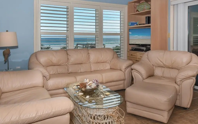 photo 5 of Beachfront Palm House - Walk Right out to the Pool Beach Access - Ph1b