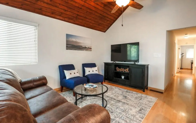 photo 2 of Beachy 3br - 1 Block To Ocean, Near Abbott Kinney 3 Bedroom Home