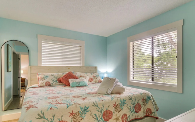 photo 4 of 2 Blocks to Beach: Hilton Head Condo, Pool, Tennis