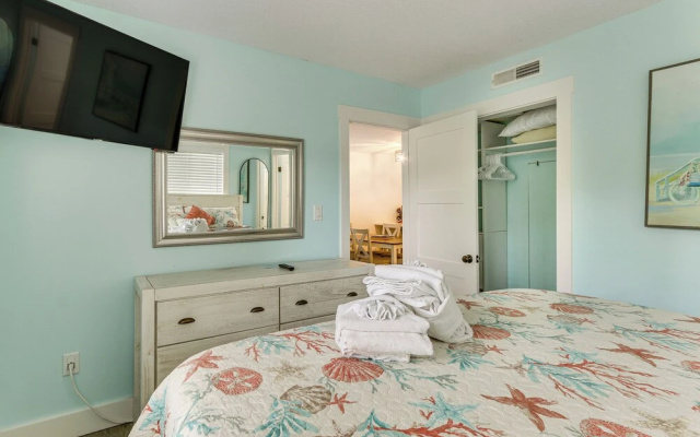 photo 5 of 2 Blocks to Beach: Hilton Head Condo, Pool, Tennis