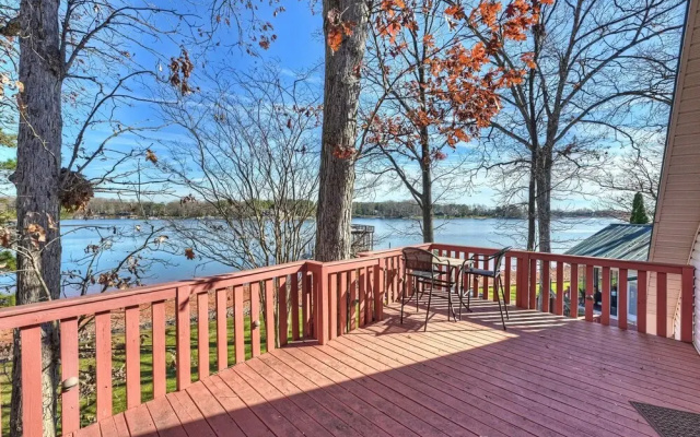 photo 4 of Bear Creek Lodge by Avantstay Lakefront + Dock