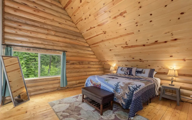 photo 2 of Bearfoot Chalet 3 Bedroom Home by NW Comfy Cabins
