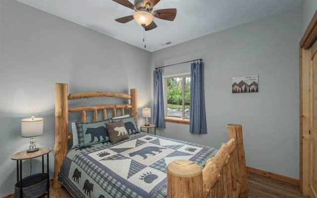 photo 4 of Bearfoot Chalet 3 Bedroom Home by NW Comfy Cabins
