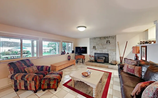 photo 4 of Beautiful 2BR Seattle Lake Apartment by RedAwning