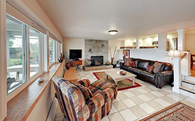 photo 5 of Beautiful 2BR Seattle Lake Apartment by RedAwning