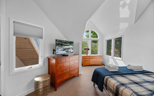 photo 2 of Beautiful 2br/2ba Fall Line Condo W/ Mountain Views, Pool, Hot Tub, Sauna, Shuttle. G6b 2 Bedroom Condo