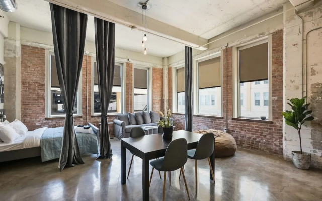 photo 5 of Beautiful 3bd Unit in Perfect Downtown Location