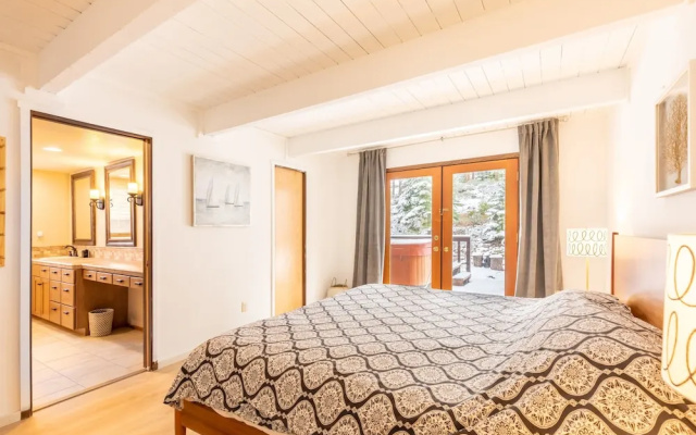photo 2 of Beautiful 3-Bedroom Contemporary Mountain Home in Northstar by RedAwning Save 10% on 3 Nights, 15% on 5 Nights!