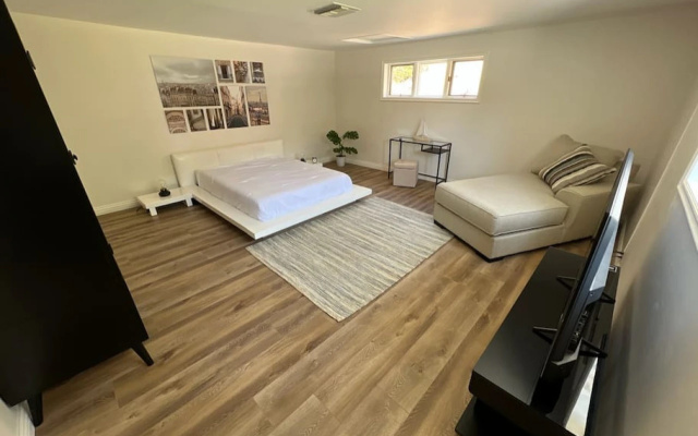 photo 2 of BEAUTIFUL 4-BEDROOM BURBANK HOME WITH SWIMMING POOL!  (p12)