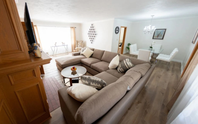 photo 3 of BEAUTIFUL 4-BEDROOM BURBANK HOME WITH SWIMMING POOL!  (p12)