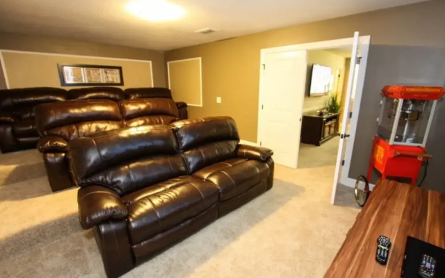 photo 3 of Beautiful 8 Bedroom 5 Bath Pool Home With Movie Theater